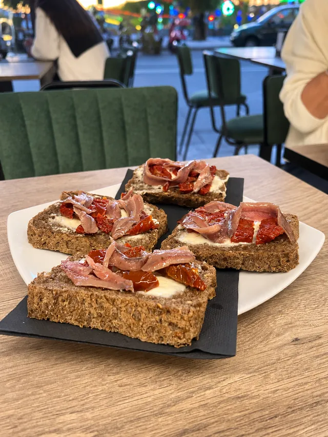 Bruschette di pane ai cereali con prosciutto crudo e pomodori secchi