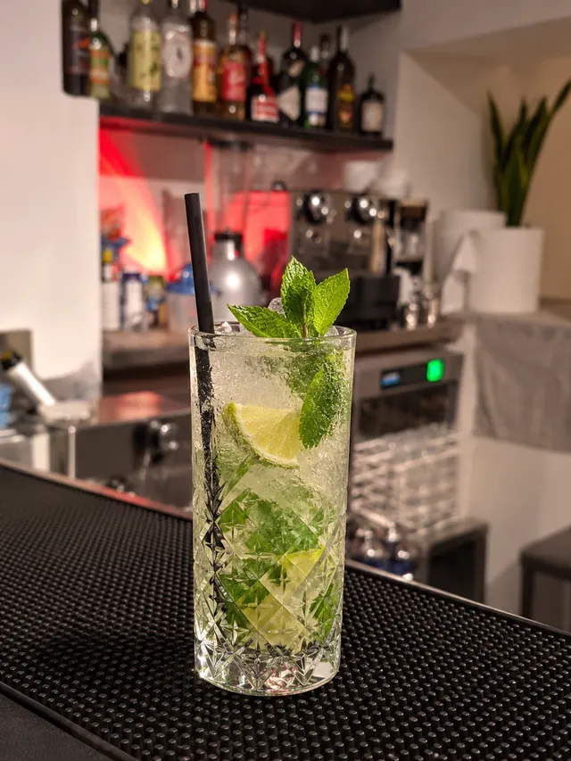 Mojito con lime e menta sul bancone del bar
